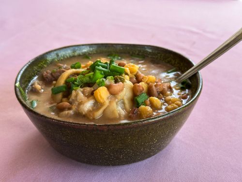 Pintado - prato típico servido com feijão milho e carne