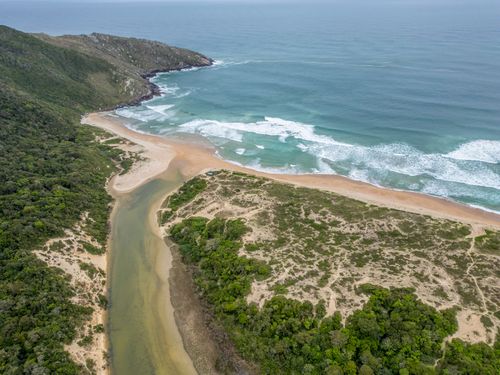 Vista de drone do Rio Lagoinha do Leste desaguando na Praia da Lagoinha do Leste no Parque Natural Municipal d