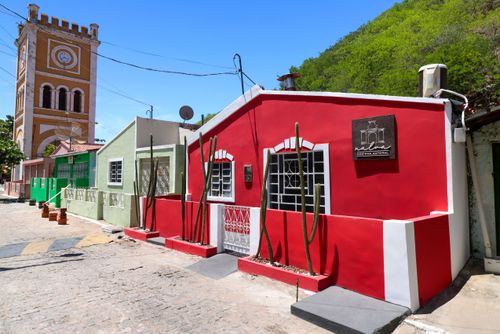 Torre da antiga estação ferroviário e casario do centro histórico da cidade - Rota do Cangaço