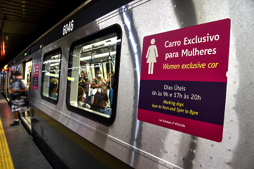 Vagão composição do metrô Exclusivo para Mulheres conforme lei nº 4733/06 na plataforma da Estação Cent