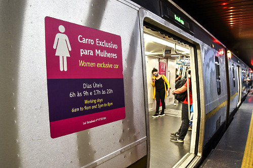 Vagão composição do metrô Exclusivo para Mulheres conforme lei nº 4733/06 na plataforma da Estação Cent