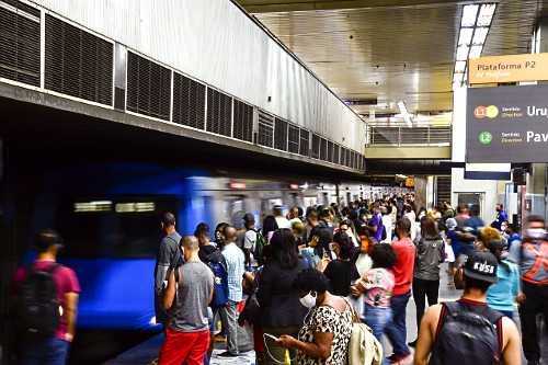 Passageiros aguardam embarque em plataforma lotada da Estação Central Linha 2 do metrô - no primeiro plano