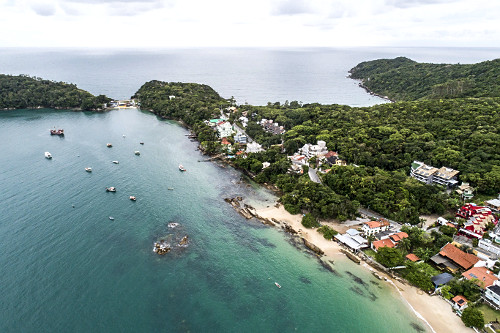 Vista de drone de casas de veraneio na Praia da Lagoinha -