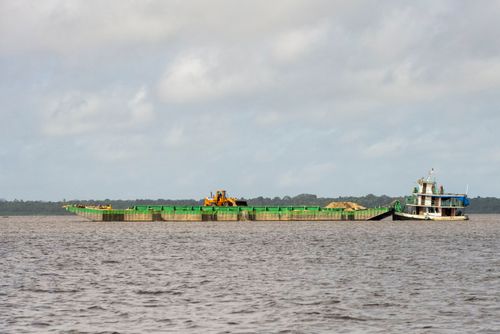 Extração de areia na baía do município - arquipélago do Marajó