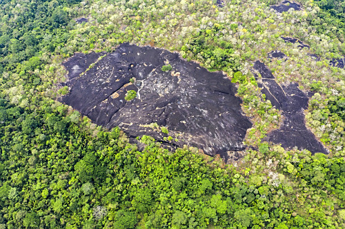 Imagem de drone sobrevoando sítio arqueológico