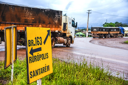 Caminhão transportando grãos no entrocamento da BR-230 Rodovia Transamazônica com BR-163 Cuiabá-Santarém