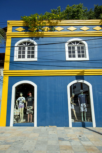 Vitrine de loja de roupas na região da Praia de Iracema