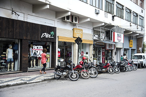 Rua comercial no centro da cidade - região metropolitana do Rio de Janeiro