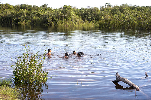 Crianças indígenas no rio Tuatuari - aldeia Tuatuari - etnia Yawalapiti ...
