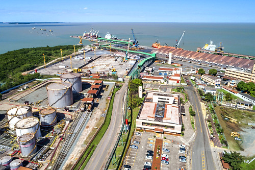 Vista de drone do terminal de produtos químicos e derivados de petróleo ...