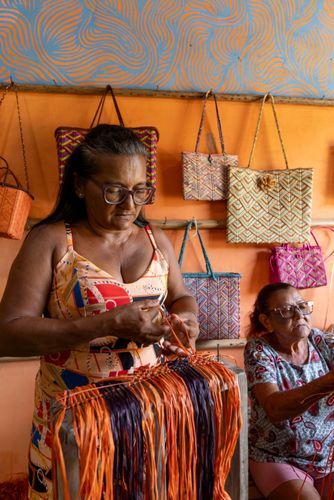 Artesãs confeccionando peças com as fibras do buriti na Casa da Artesã no povoado quilombo Marcelino