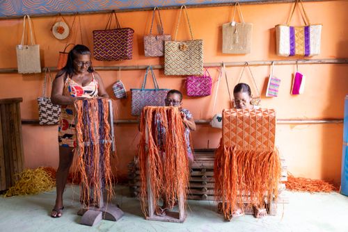 Trabalhadoras confeccionando peças com as fibras do buriti na Casa da Artesã no povoado quilombo Marcelino