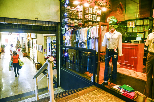 Loja de roupas masculina na galeria comercial Arnaldo de Azevedo  - centro da cidade