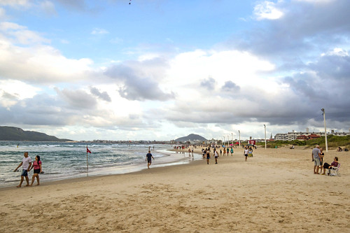 Fim de tarde na praia dos Ingleses - bandeira vermelha indicando alto risco de afogamento e presença grande d