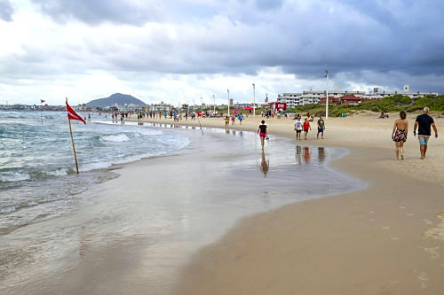 Fim de tarde na praia dos Ingleses com nuvens de chuva - bandeira vermelha indica alto risco de afogamento e p