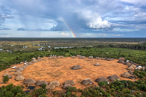 Malocas de indígenas da etnia Kisêdjê na Aldeia Khikatxi e arco-íris ao ...