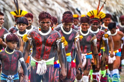 ind-genas-da-etnia-kamaiur-com-pintura-corporal-e-adere-os-no-ritual