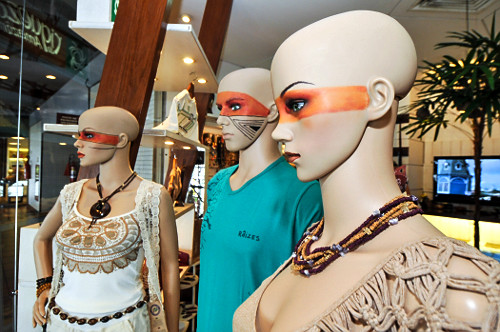 Manequins em vitrine de loja na Estação das Docas - atual complexo turístico e cultural - centro histórico