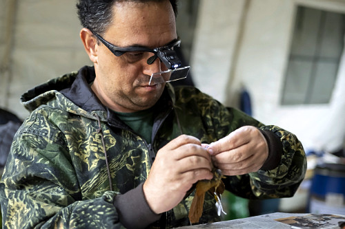 Biólogo taxidermizando ave coletada durante trabalho de campo na Serra do Imeri - Parque Nacional do Pico da