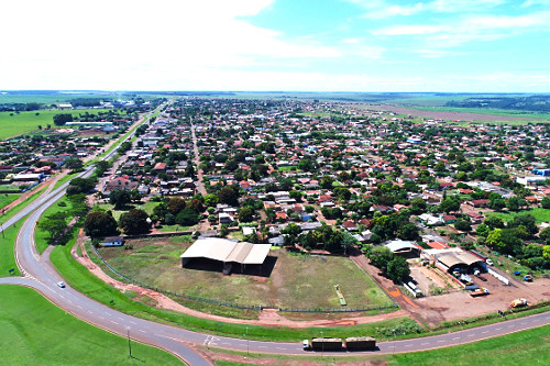 Vista de drone de moradias e entroncamento das Rodovias BR-267 à esquerda e BR-163 - 