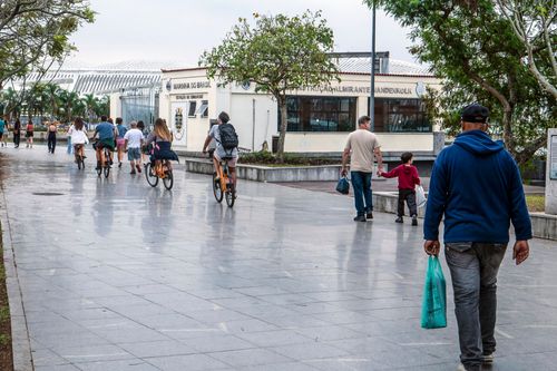 Pessoas caminham e ciclistas na Orla Prefeito Luiz Paulo Conde - mais conhecida por Orla Conde ou Boulevard Ol