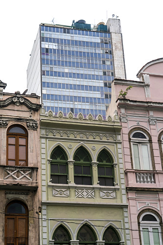 Casario histórico na rua Primeiro de Março - contraste entre arquitetura colonial e moderna