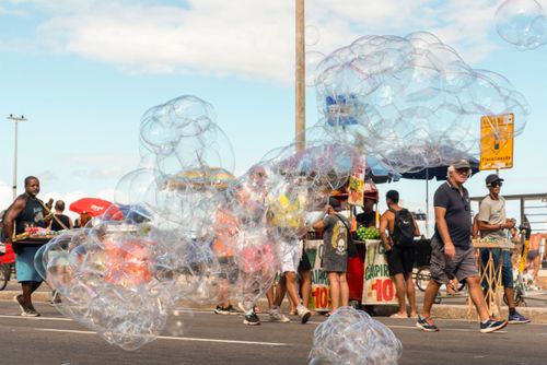 Bolhas de sabão em dia de lazer na Praia de Copacabana