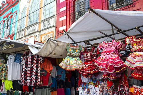 Comércio de roupas no centro da cidade - 