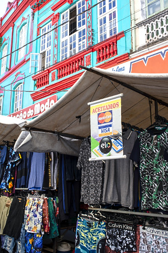 Comércio de roupas no centro da cidade - 
