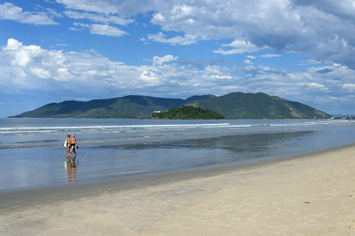 Banhistas passeando na Praia da Lagoinha - litoral norte -