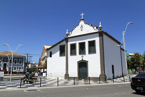 Praia do Rio Vermelho com Igreja de Nossa Senhora de Santana à esquerda - Paróquia de Santana e Casa de Yemanjá à direita ao fundo - Bairro Rio Vermelho | Pulsar Imagens |
