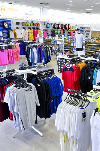 Roupas à venda em loja de fábrica outlet no Distrito Industrial - 