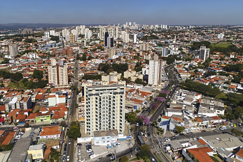 Vista de drone de edifícios e moradias no Bairro Jardim Vergueiro com Rua  Barão de Piratininga - à esquerda - | Pulsar Imagens | Banco imagens do  Brasil