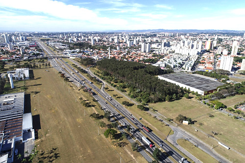 Vista de drone da Rodovia Presidente Dutra BR-116