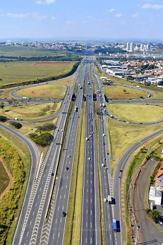 Vista aérea do entroncamento da Rodovia Dom Pedro SP-065 com a Rodovia Professor Zeferino Vaz SP-332 - 