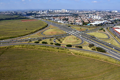 Vista aérea do entroncamento da Rodovia Dom Pedro SP-065 com a Rodovia Professor Zeferino Vaz SP-332 - zona r