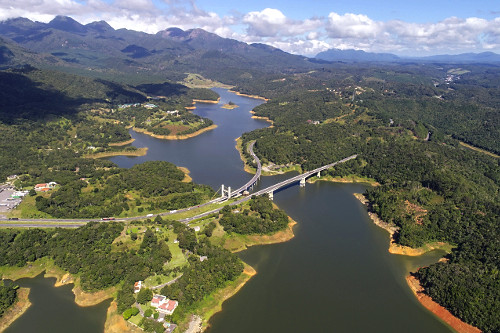 Vista de drone da Rodovia Regis Bittencout BR-116 sobre a Represa Capivari