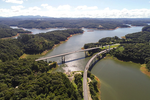 Vista de drone da Rodovia Regis Bittencout BR-116 sobre a Represa Capivari
