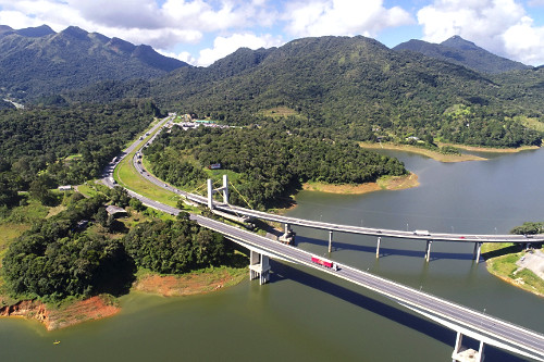 Vista de drone da Rodovia Regis Bittencout BR-116 sobre a Represa Capivari