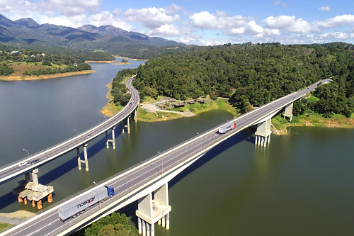 Vista de drone da Rodovia Regis Bittencout BR-116 sobre a Represa Capivari