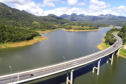 Vista de drone da Rodovia Regis Bittencout BR-116 sobre a Represa Capivari