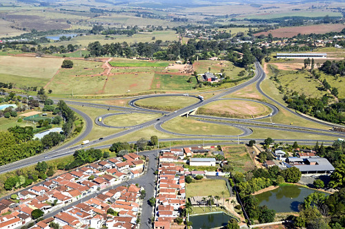 Vista aérea de moradias na beira da rodovia SP-147 no entroncamento com a SP-352 na periferia da cidade - reg