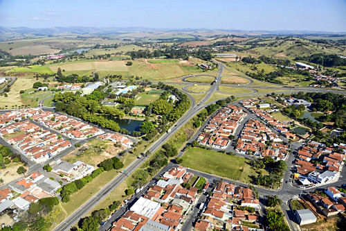 Vista aérea de moradias na beira da rodovia SP-147 no entroncamento com a SP-352 na periferia da cidade - reg
