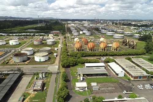 Vista de drone do terminal de produtos químicos e derivados de petróleo ...