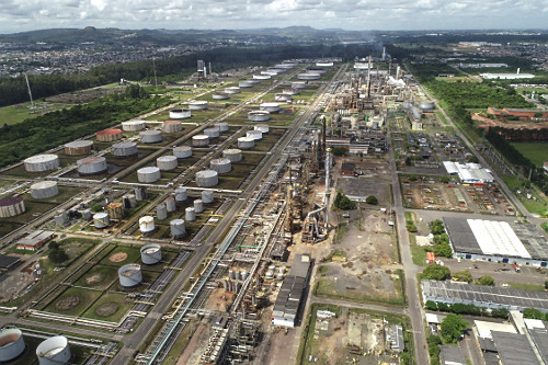 Vista de drone do terminal de produtos químicos e derivados de petróleo ...
