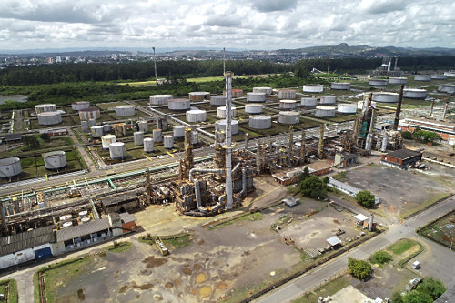 Vista de drone do terminal de produtos químicos e derivados de petróleo ...