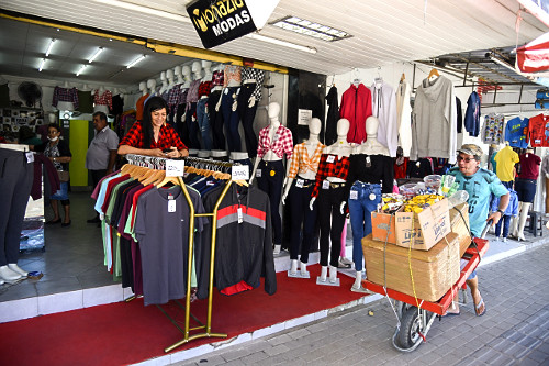 Loja de roupas na Feira da Sulanca