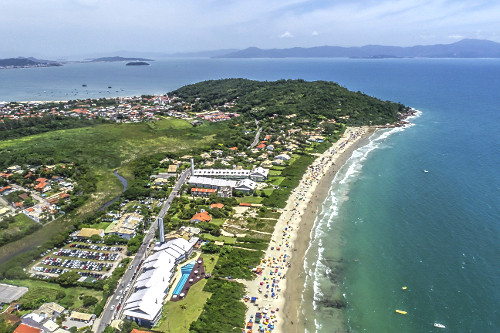 Vista de drone da Praia Lagoinha no norte da ilha com ponta das Canas ao fundo - 