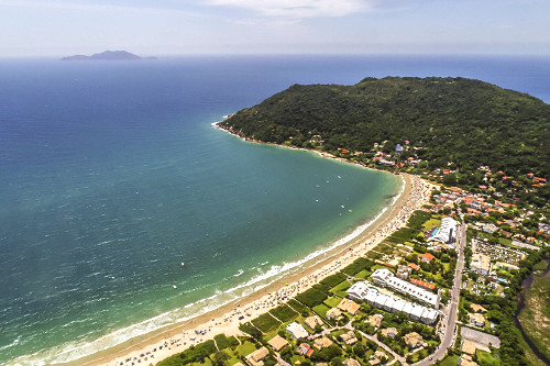 Vista de drone da Praia Lagoinha no norte da ilha com Ilha do Arvoredo    ao fundo - 
