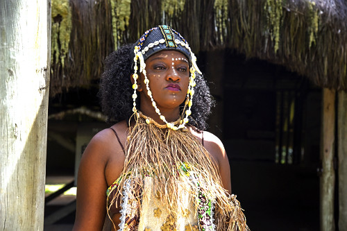 Atriz do grupo Inaê representando Dandara esposa de Zumbi dos Palmares ...